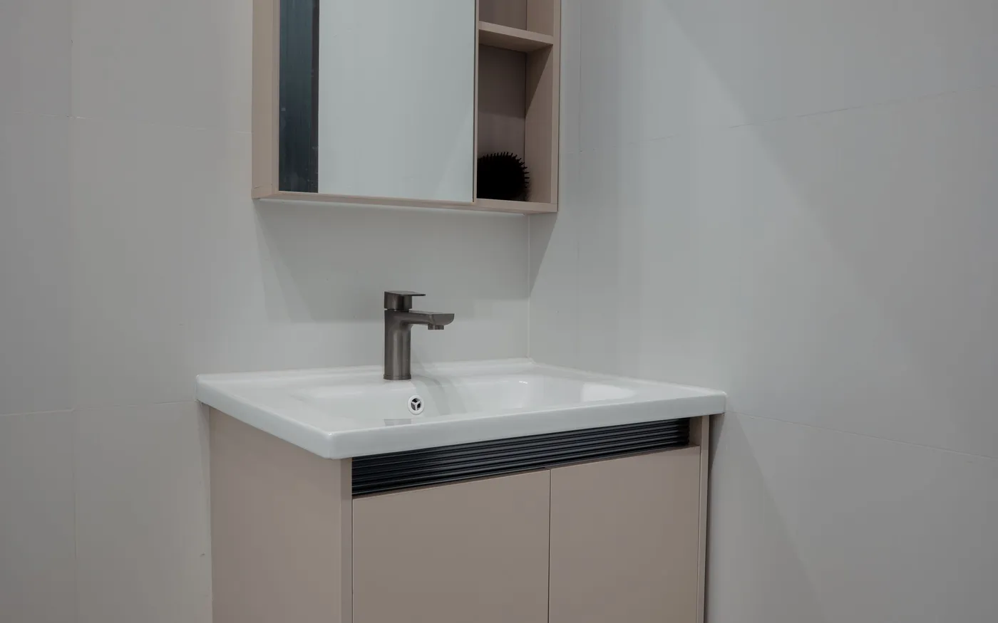 Küçük boy banyo dolapları için örnek; duvara asılı lavabo dolabı ve üstte raflı aynalı dolap
