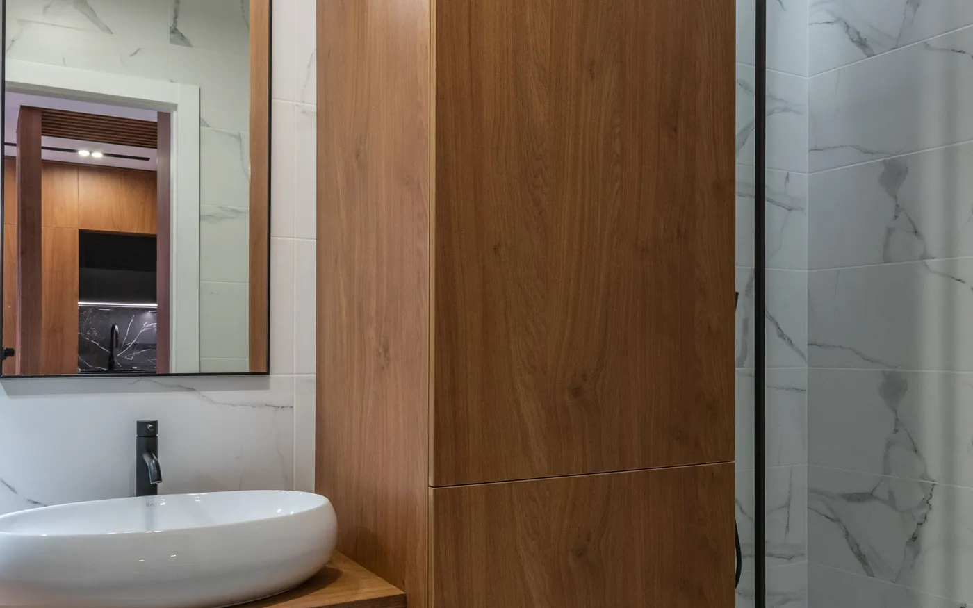 Tam boy banyo dolabı; lavabo ile duş kabini arasına yerleştirilmiş zeminden tavana ahşap desenli dar gövde