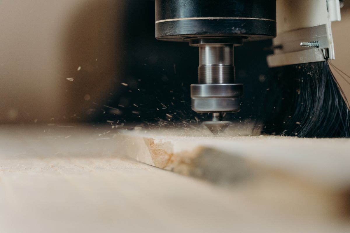 CNC makinesinde ahşap panel işleme ve kesim